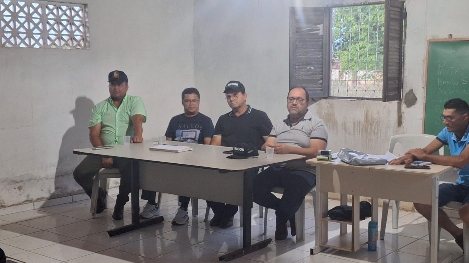 Presidente da Câmara Jeffeson Menezes e prefeito Manezinho participam de reunião com moradores do Sítio Jurema em Sumé