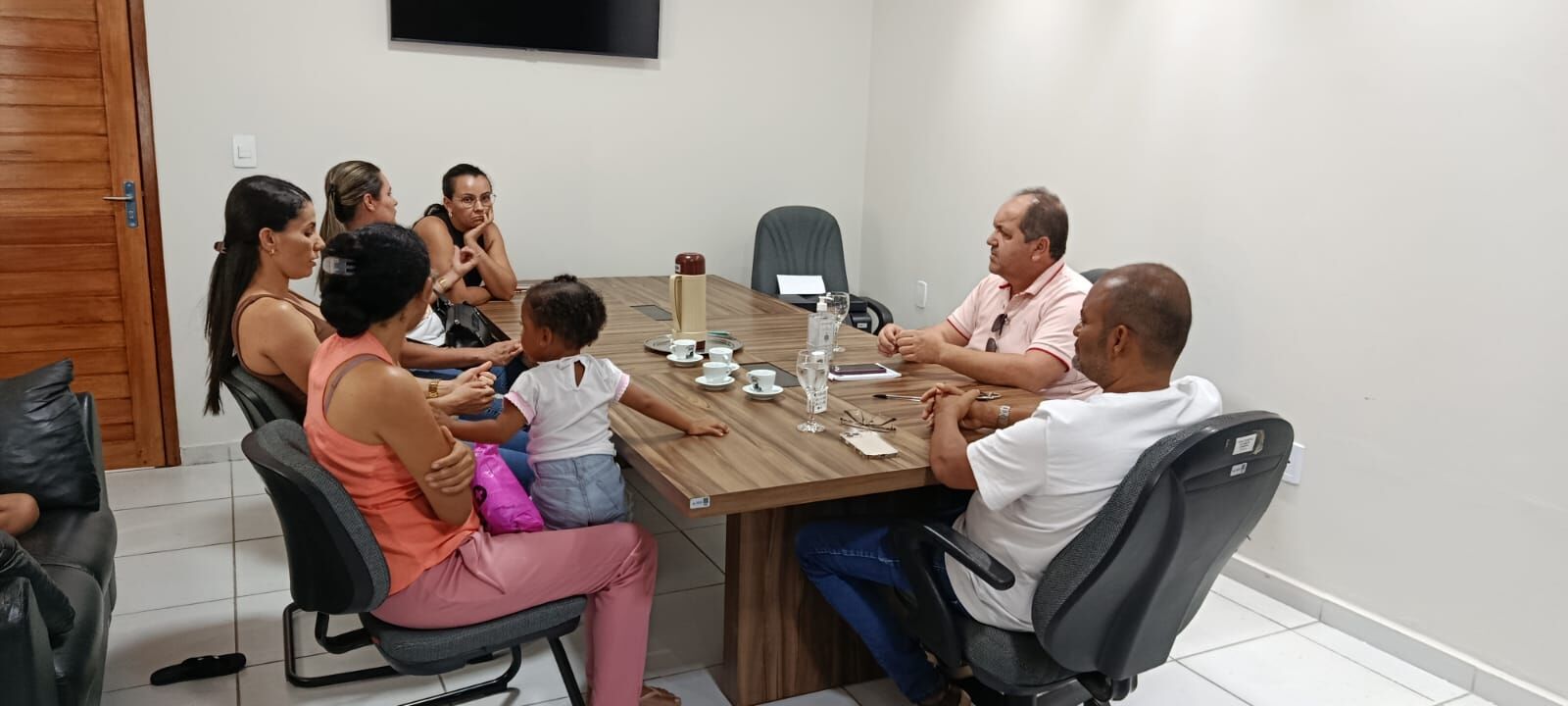Vereadores Jeffeson Menezes e Dida Alves se reúnem com grupo de mães de crianças com TEA em Sumé