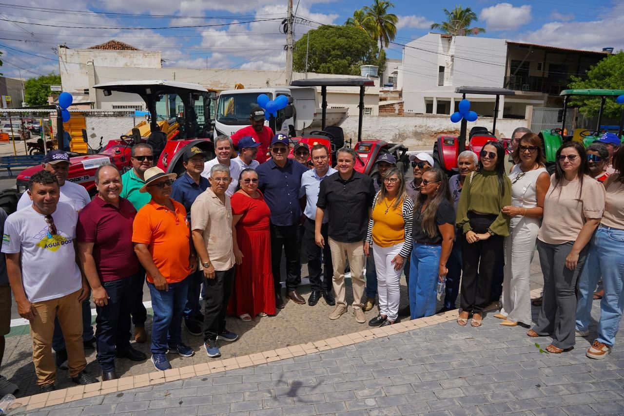 Vereadores participam de entrega de equipamentos agrícolas e reforçam apoio à agricultura familiar em Sumé