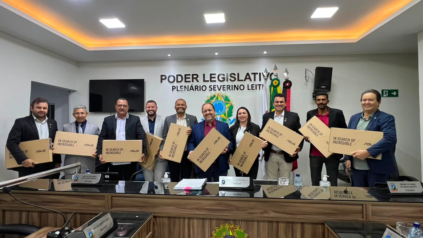 Câmara de Sumé investe em tecnologia e entrega novos notebooks aos vereadores